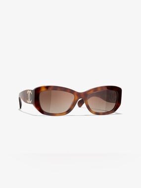 CHANEL Tortoiseshell Cat-Eye Sunglasses with Brown Gradient Lenses